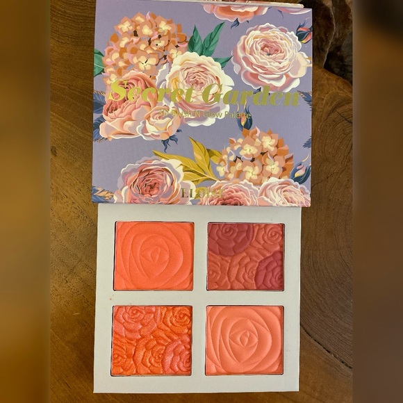 Eloise 3D Blush N Glow Palette - Picture 3 of 3